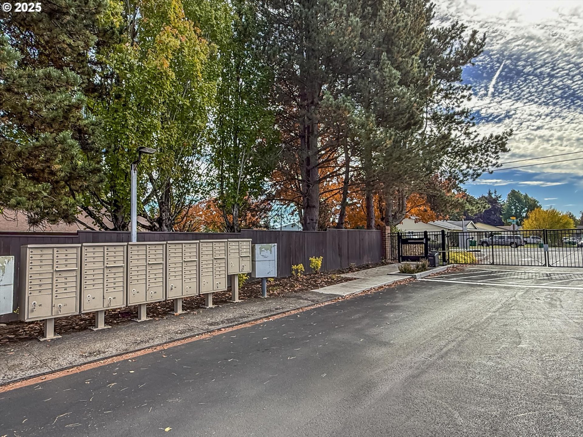 809 Southwest Crestview Way Troutdale, OR 97060 - Photo 34 of 40 a view of a street with houses
