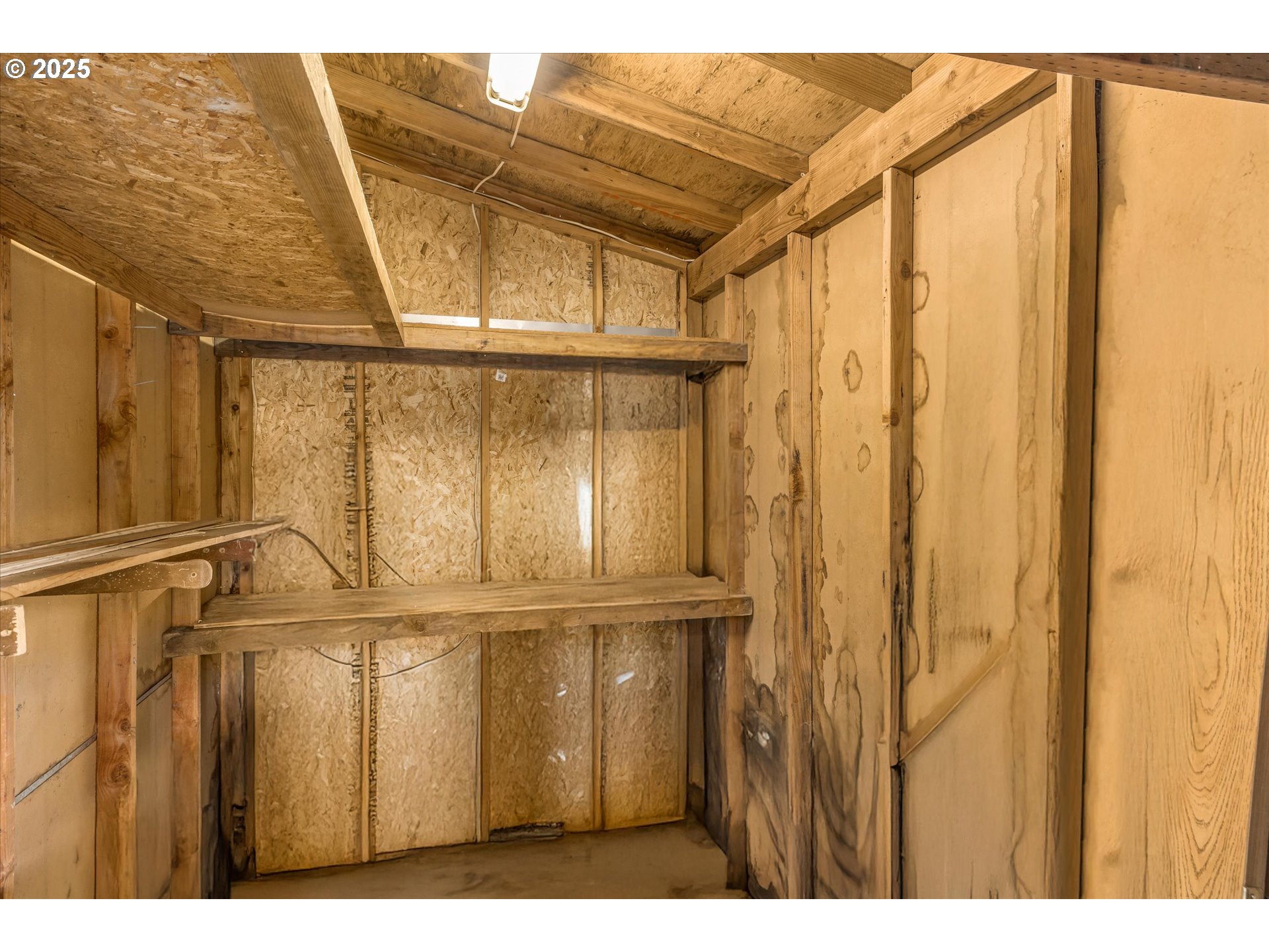 809 Southwest Crestview Way Troutdale, OR 97060 - Photo 38 of 40 a close view of curtain