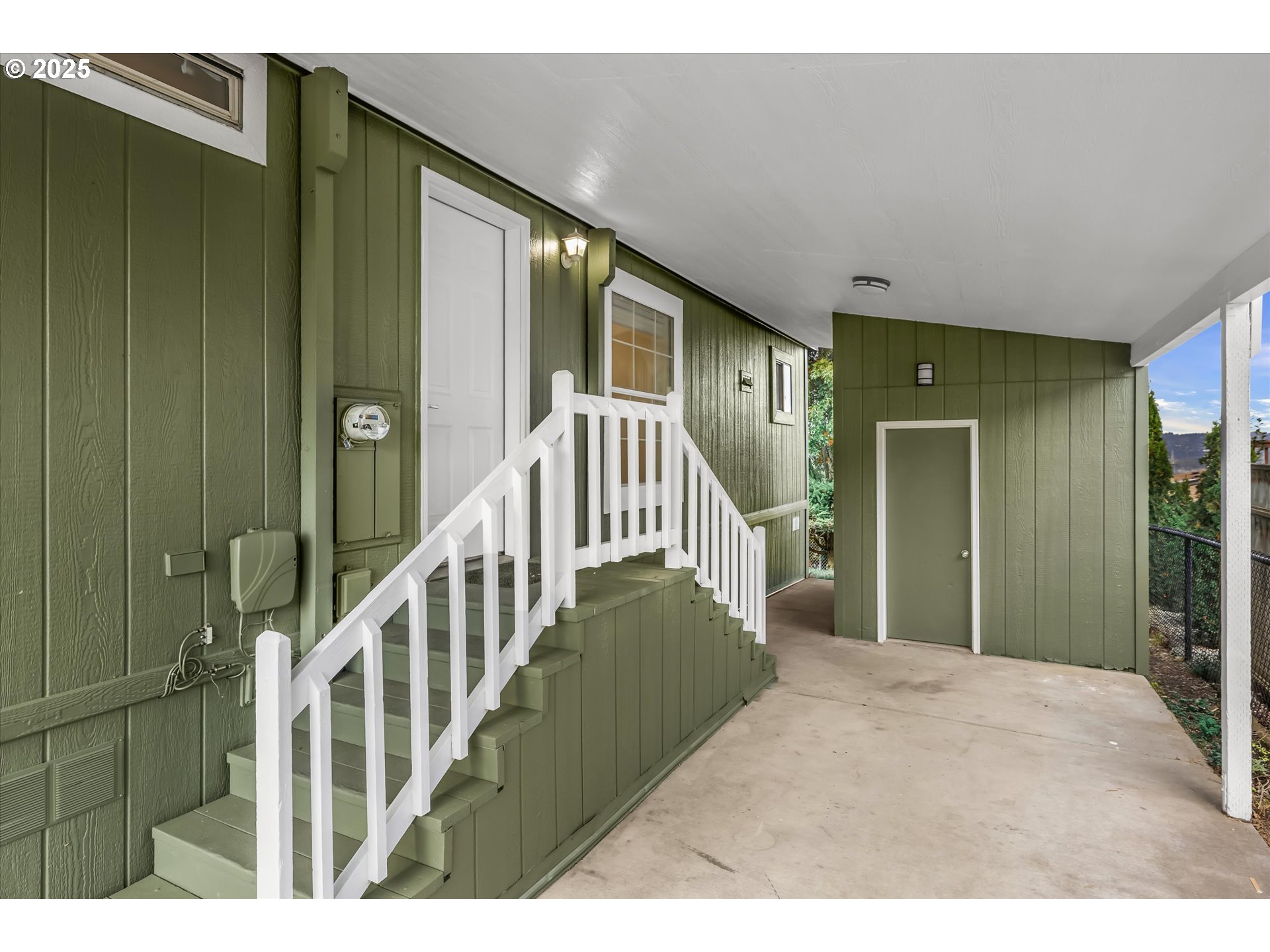 809 Southwest Crestview Way Troutdale, OR 97060 - Photo 4 of 40 a view of entryway