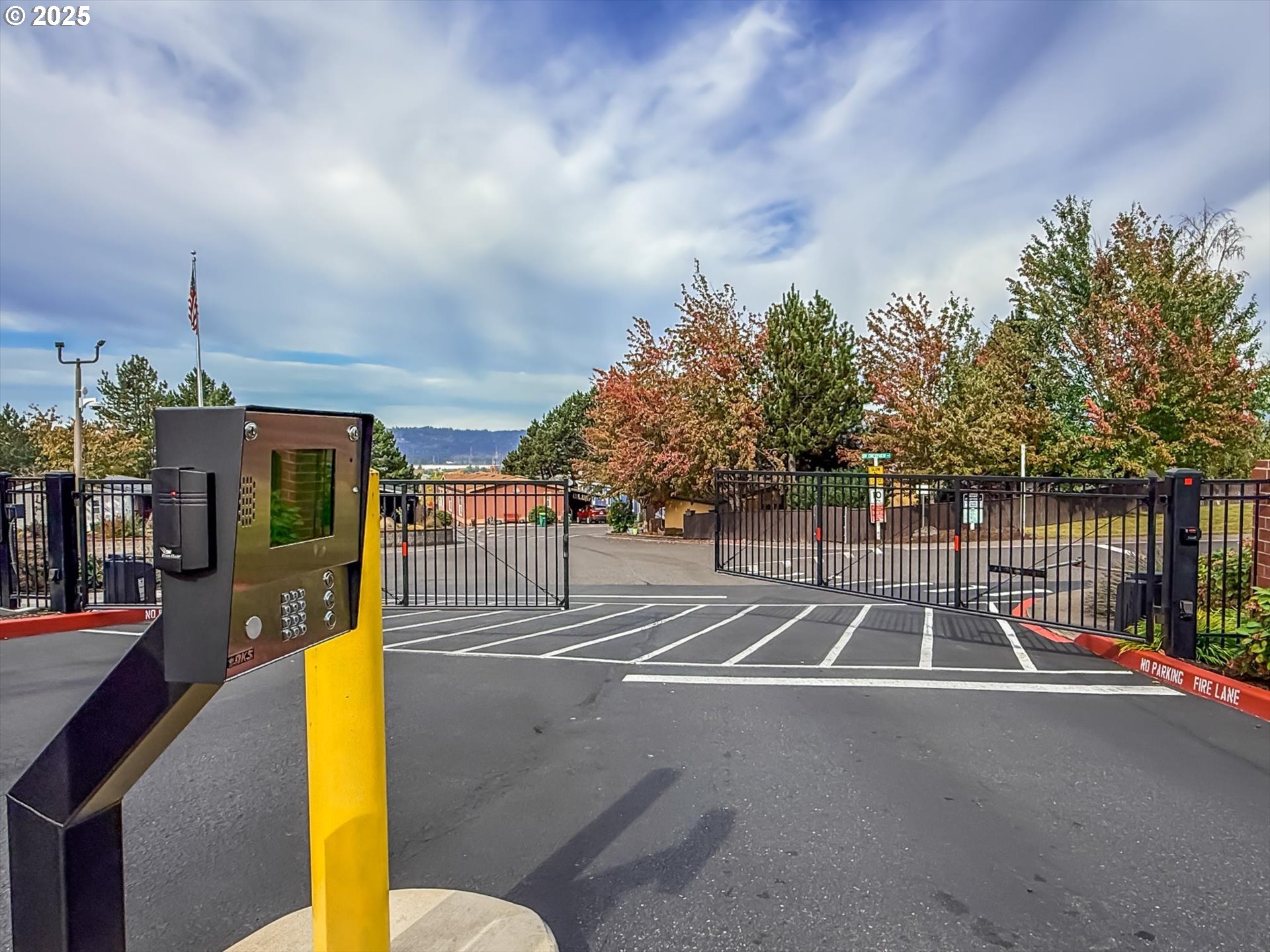809 Southwest Crestview Way Troutdale, OR 97060 - Photo 9 of 40 a view of a basket ball ground