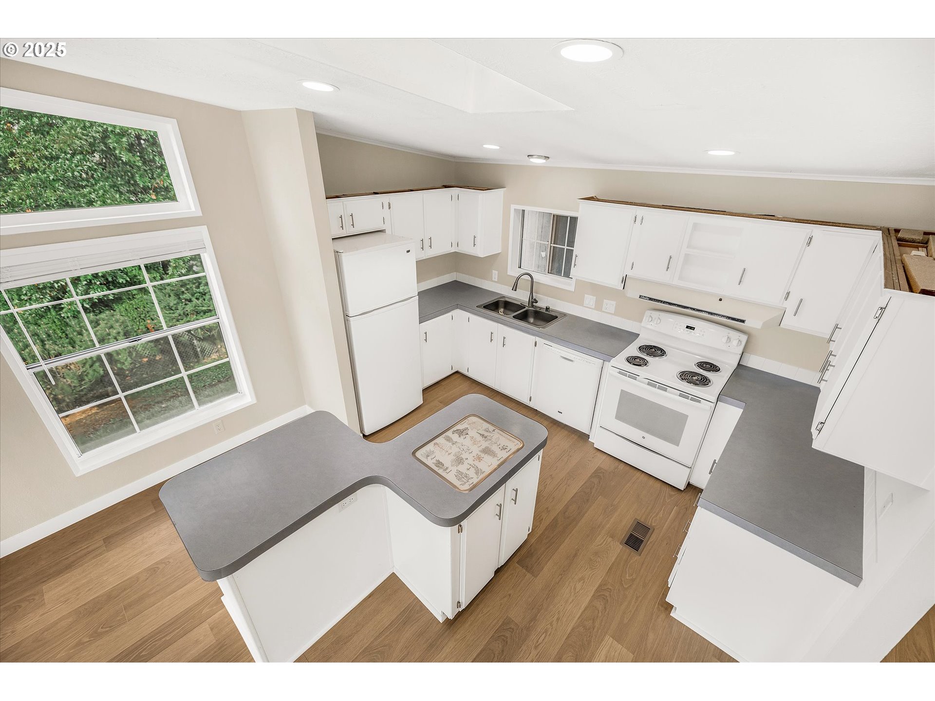 809 Southwest Crestview Way Troutdale, OR 97060 - Photo 10 of 40 a living room with furniture and a window