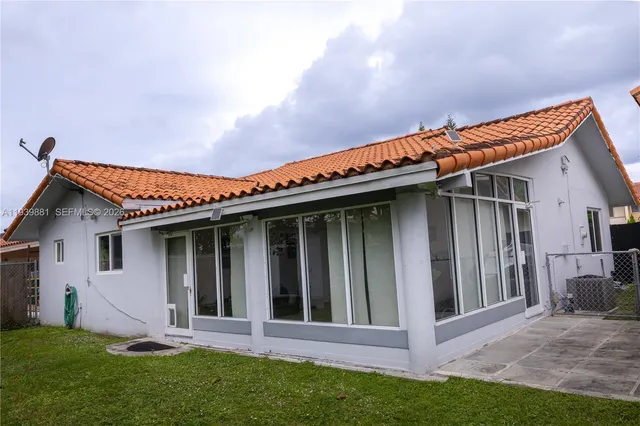 a view of a house with yard