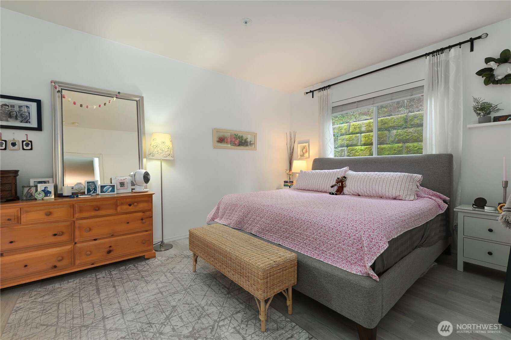 17761 134th Lane Southeast Renton, WA 98058 - Photo 19 of 38 a spacious bedroom with a bed and a dresser