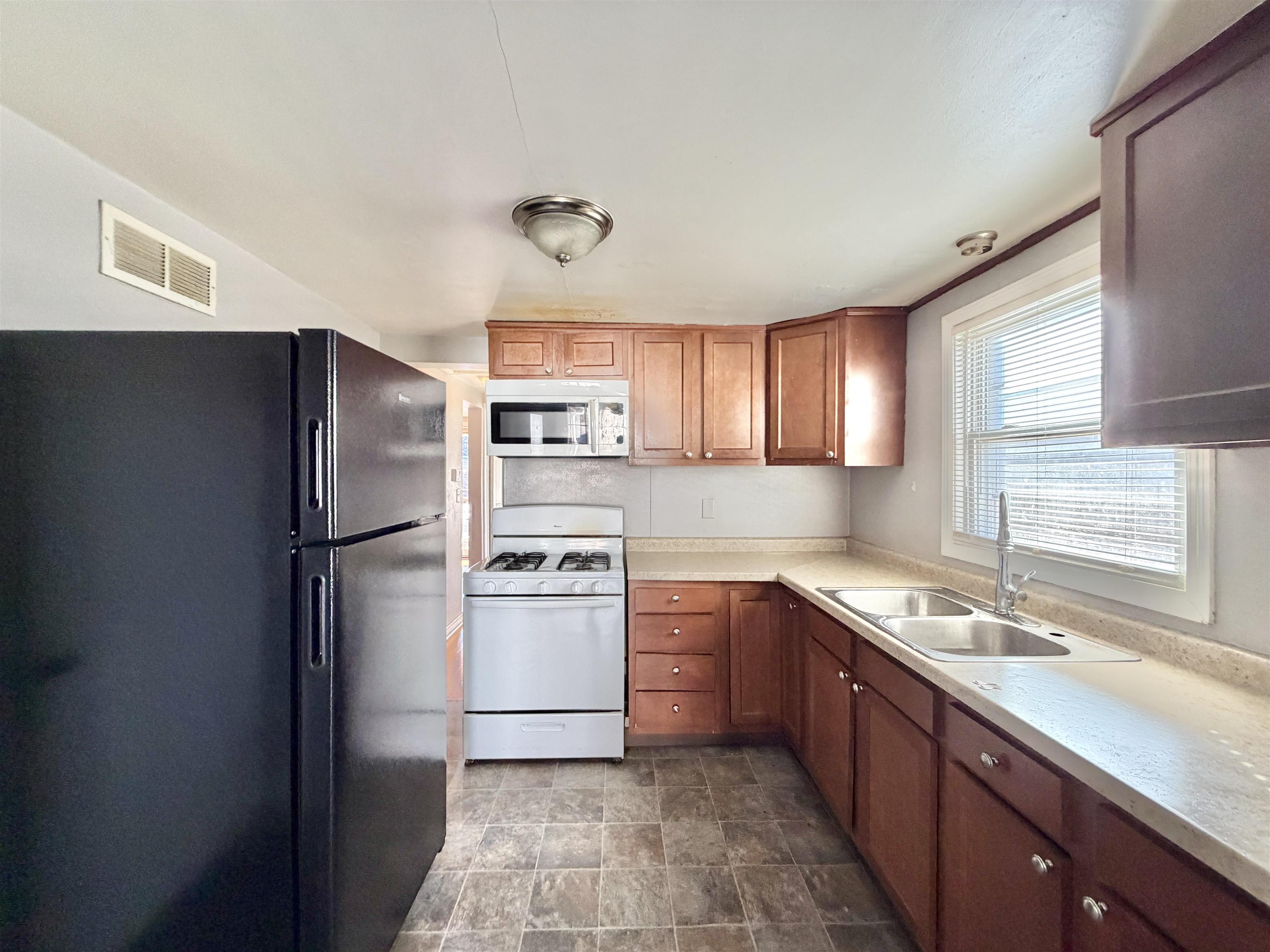 1927 Lenox Avenue Beloit, WI 53511 - Photo 13 of 28