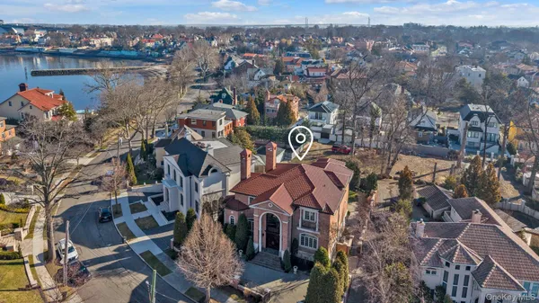 $3,288,888 | 12 Point Crescent | Whitestone
