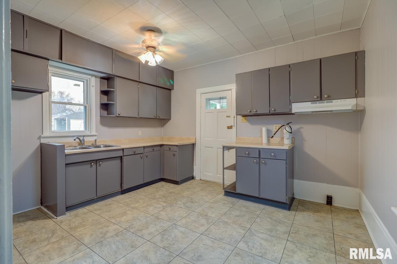 1700 Pershing Boulevard Clinton, IA 52732 - Photo 3 of 22 Gallery Image 3