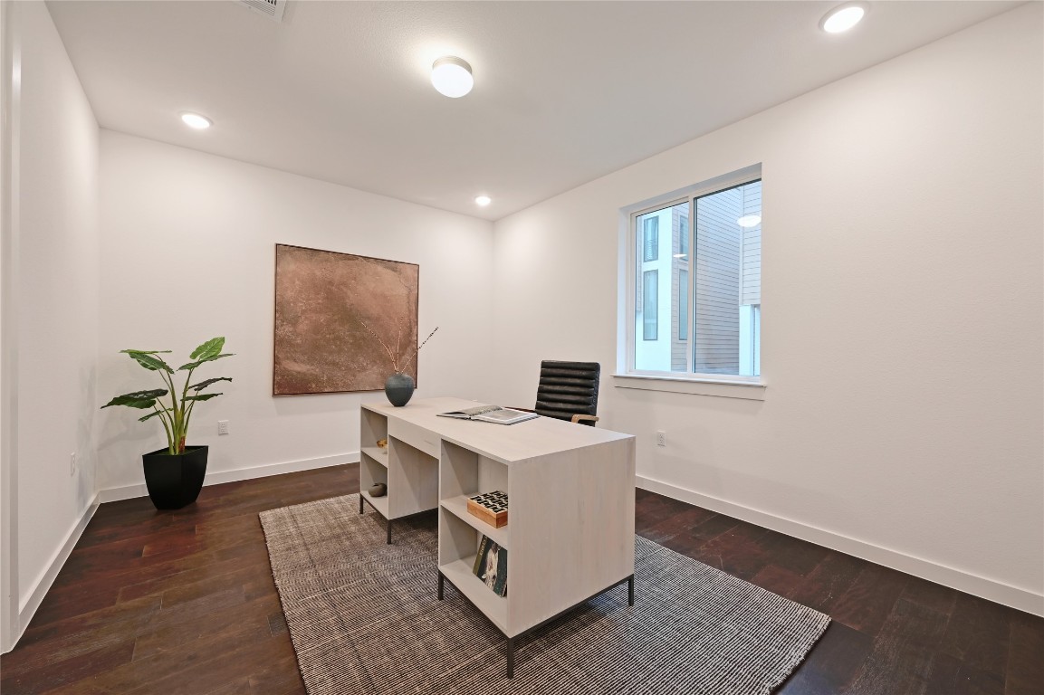 6821 Wolfcreek Pass, Unit 12 Austin, TX 78749 - Photo 9 of 32 a living room with a couch and a potted plant