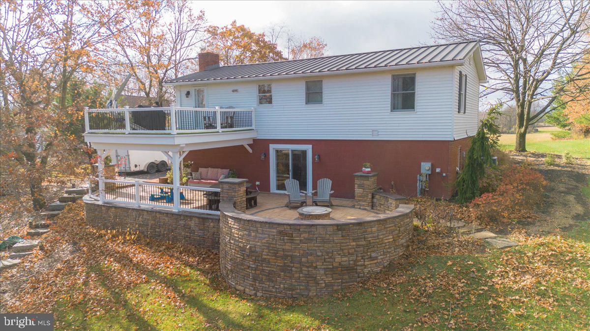 11701 Walnut Point Road Hagerstown, MD 21740 - Photo 7 of 56 a front view of a house with garden