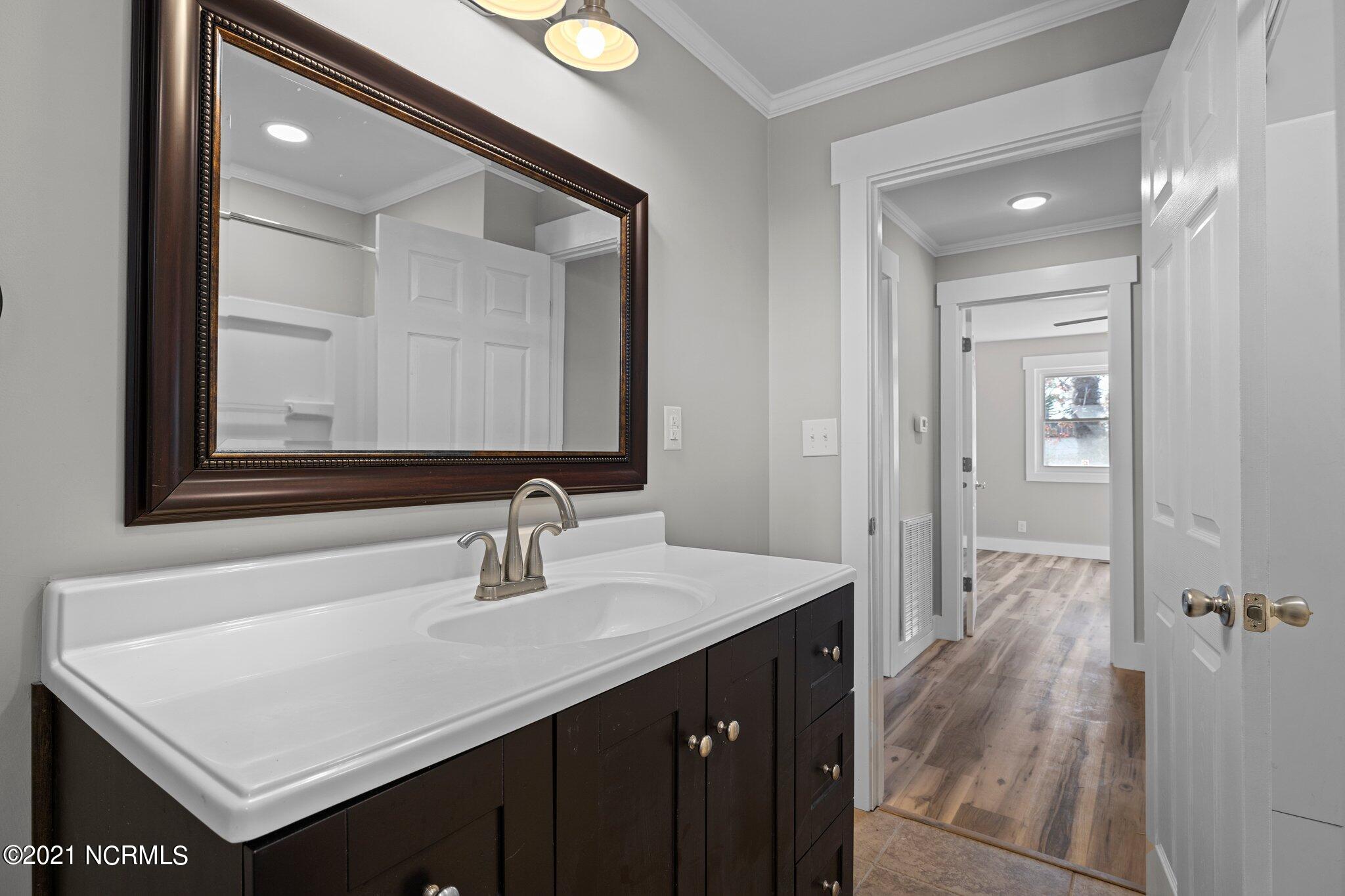 150 Old River Road Beaufort, NC 28516 - Photo 21 of 45 Hall bathroom