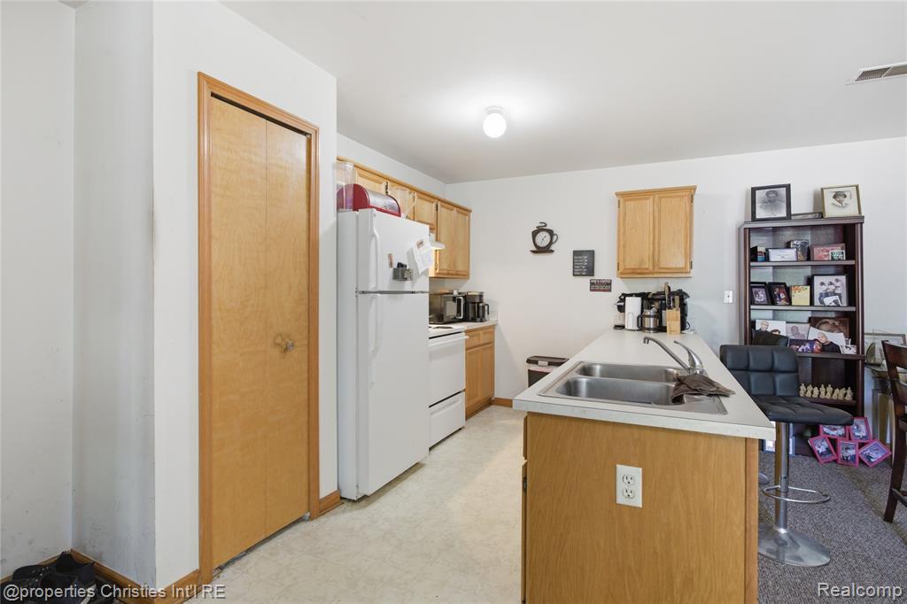 2136 Frazho Road Warren, MI 48091 - Photo 6 of 21