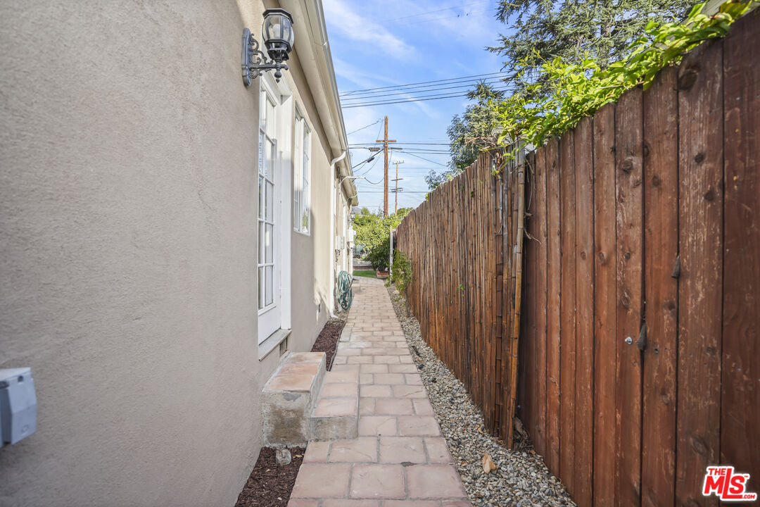 10129 Plainview Avenue Tujunga, CA 91042 - Photo 38 of 51 a view of a pathway with wooden fence