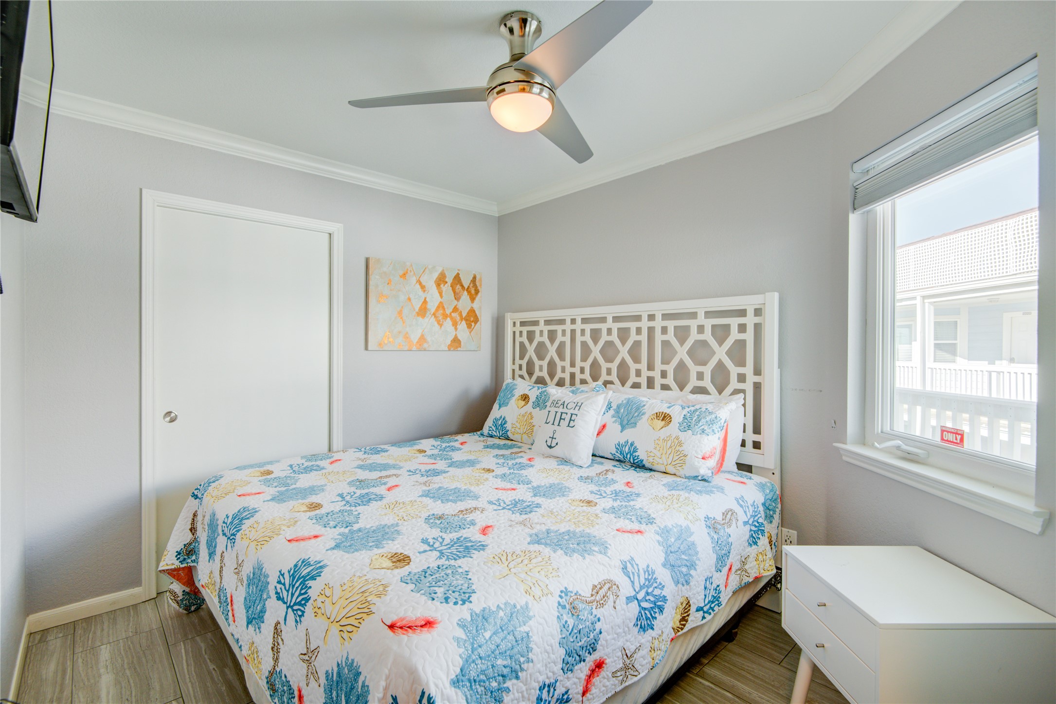 10811 Termini-San Luis Pass Road, Unit 2307 Galveston, TX 77554 - Photo 4 of 32 a bedroom with a bed and a window