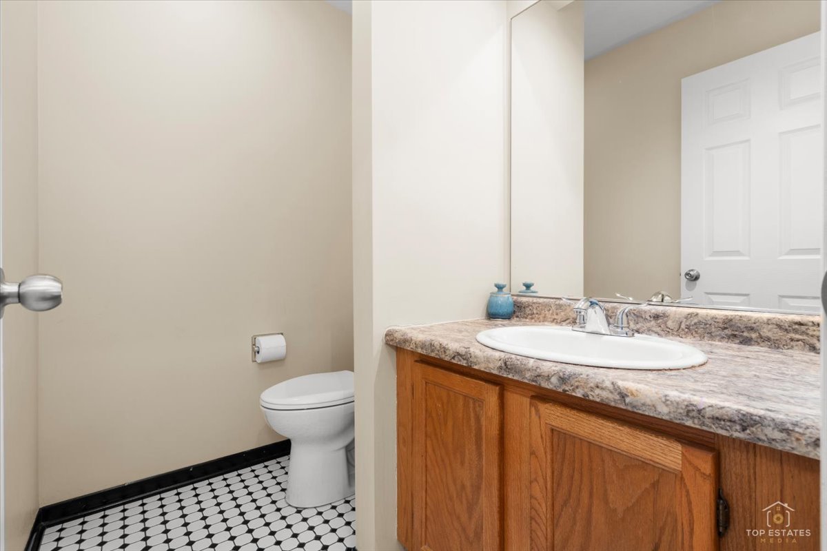 705 Gregor Lane Wheeling, IL 60090 - Photo 10 of 28