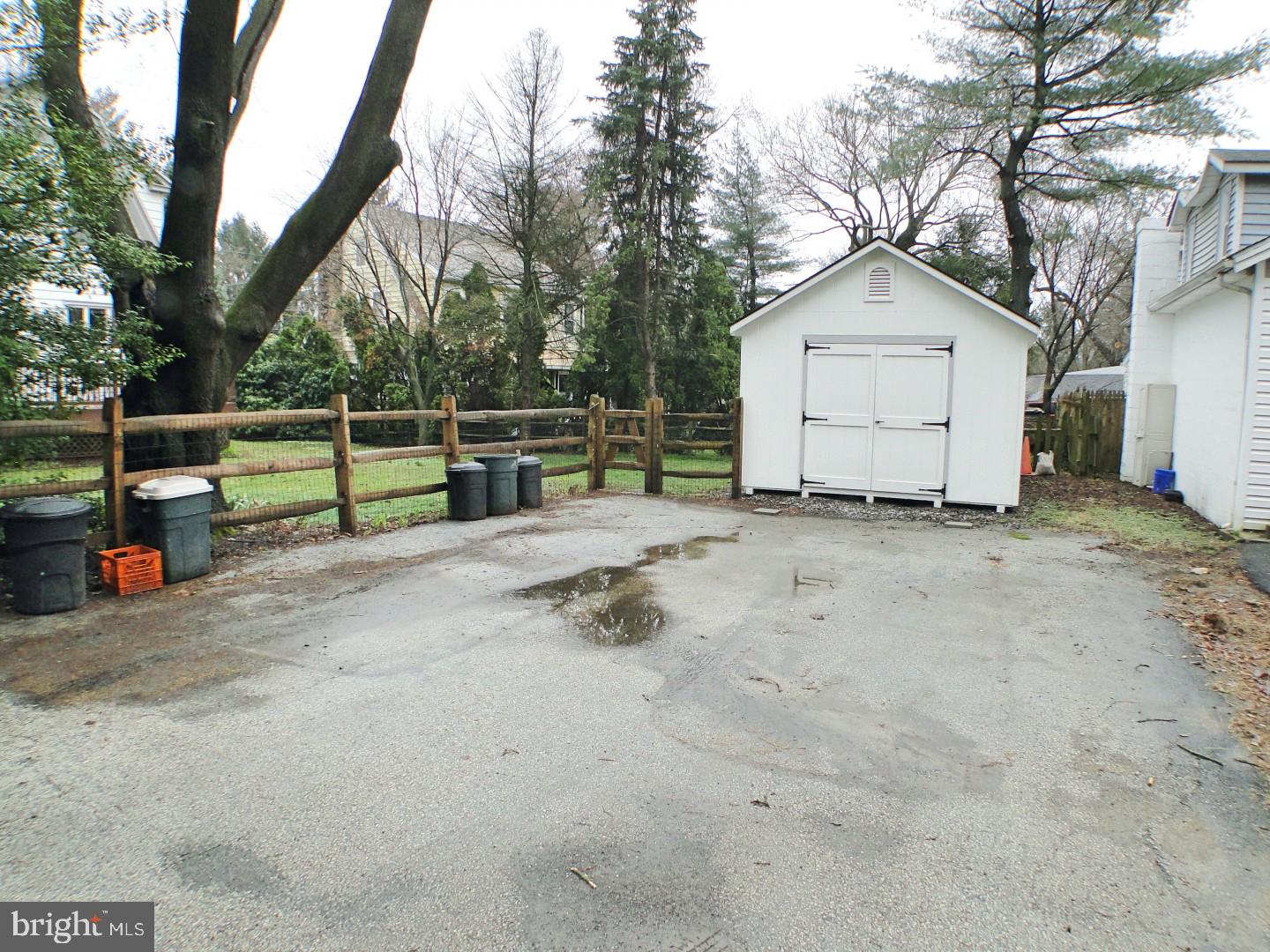 42 South Pennell Road Media, PA 19063 - Photo 31 of 34 Private 2 car Driveway