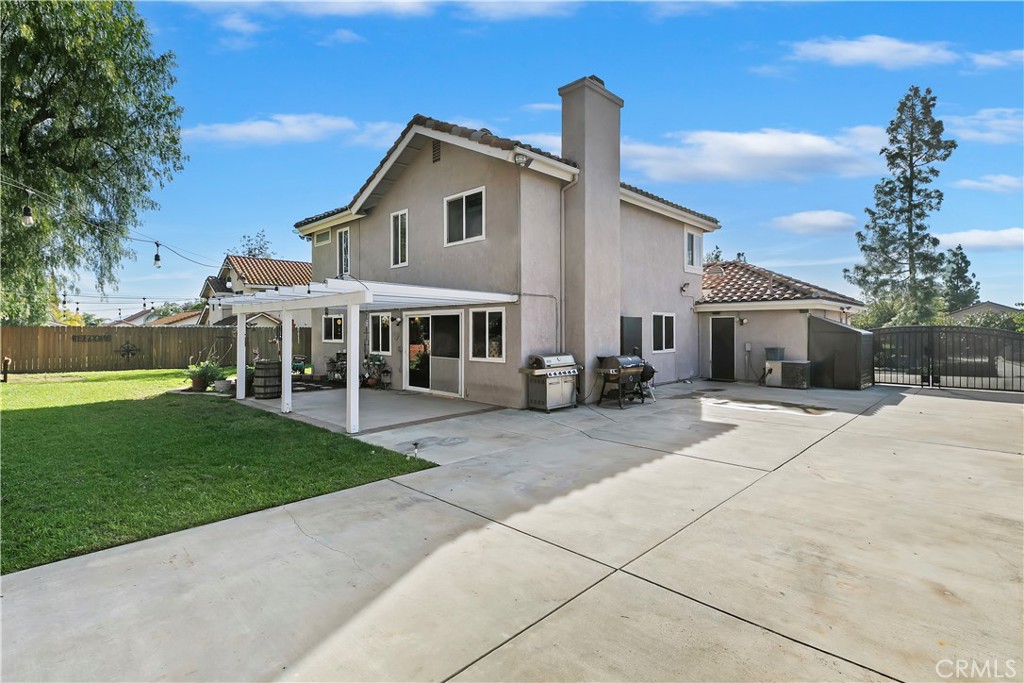 276 Cottonwood Avenue Riverside, CA 92506 - Photo 38 of 69 a view of a house with a yard and a garden