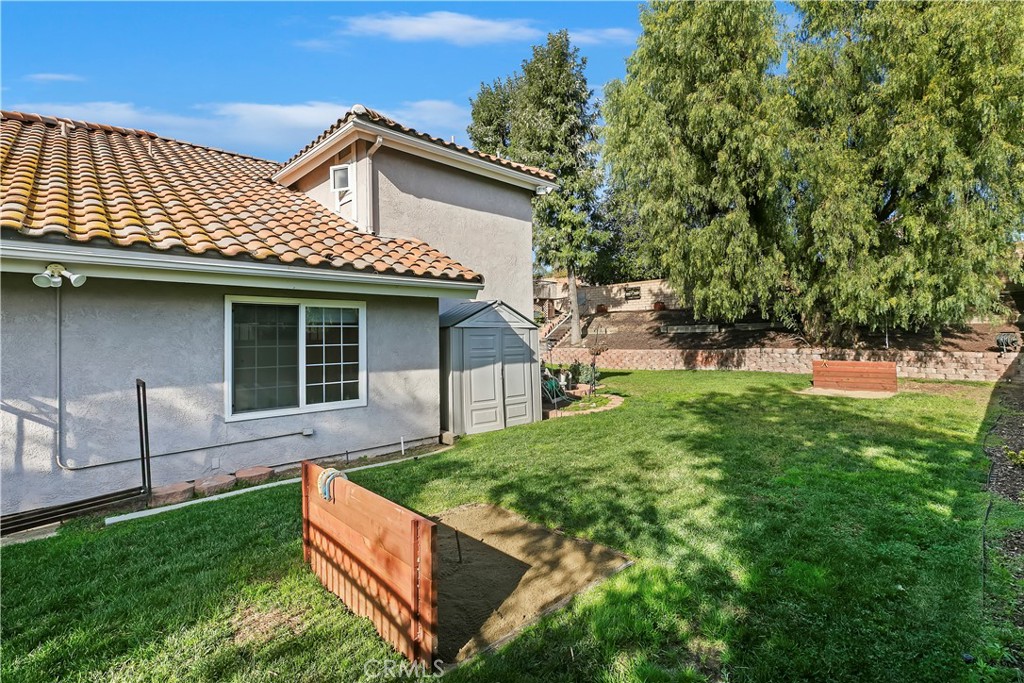 276 Cottonwood Avenue Riverside, CA 92506 - Photo 53 of 69 a backyard of a house with table and chairs