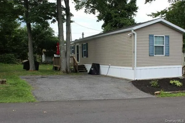a view of backyard of the house