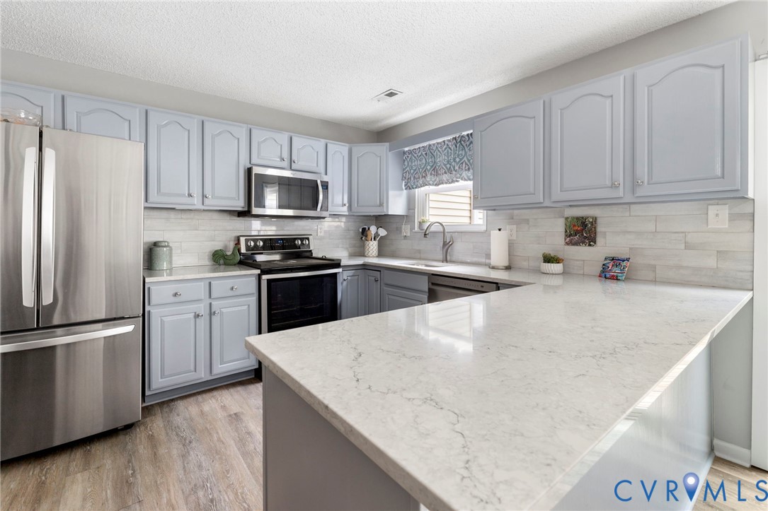 2609 Chancer Drive Henrico, VA 23233 - Photo 6 of 20 Fabulous updated kitchen with quartz breakfast bar