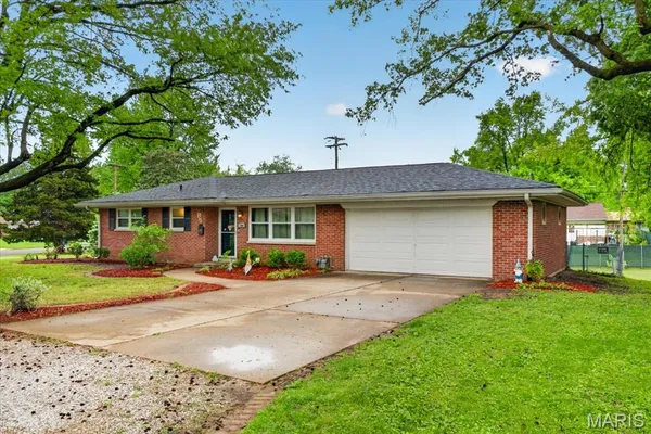 $193,000 | 100 Blue Ridge Drive, Belleville, IL 62223