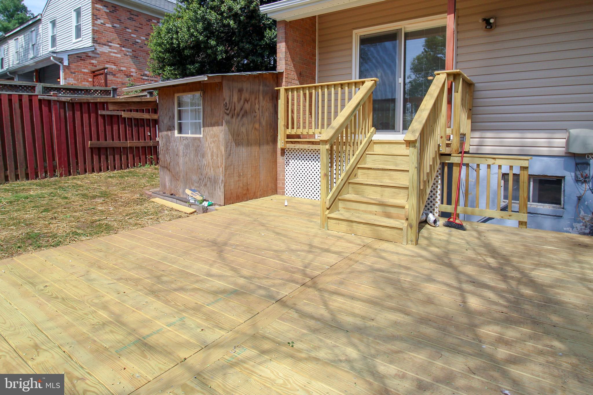 9412 Taney Road Manassas, VA 20110 - Photo 5 of 33 Large yard and large deck.