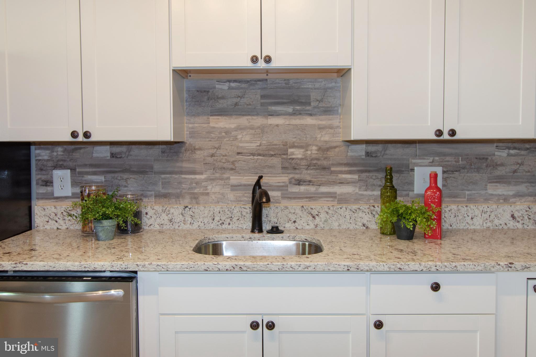 9412 Taney Road Manassas, VA 20110 - Photo 10 of 33 Granite countertops and tile backsplash.