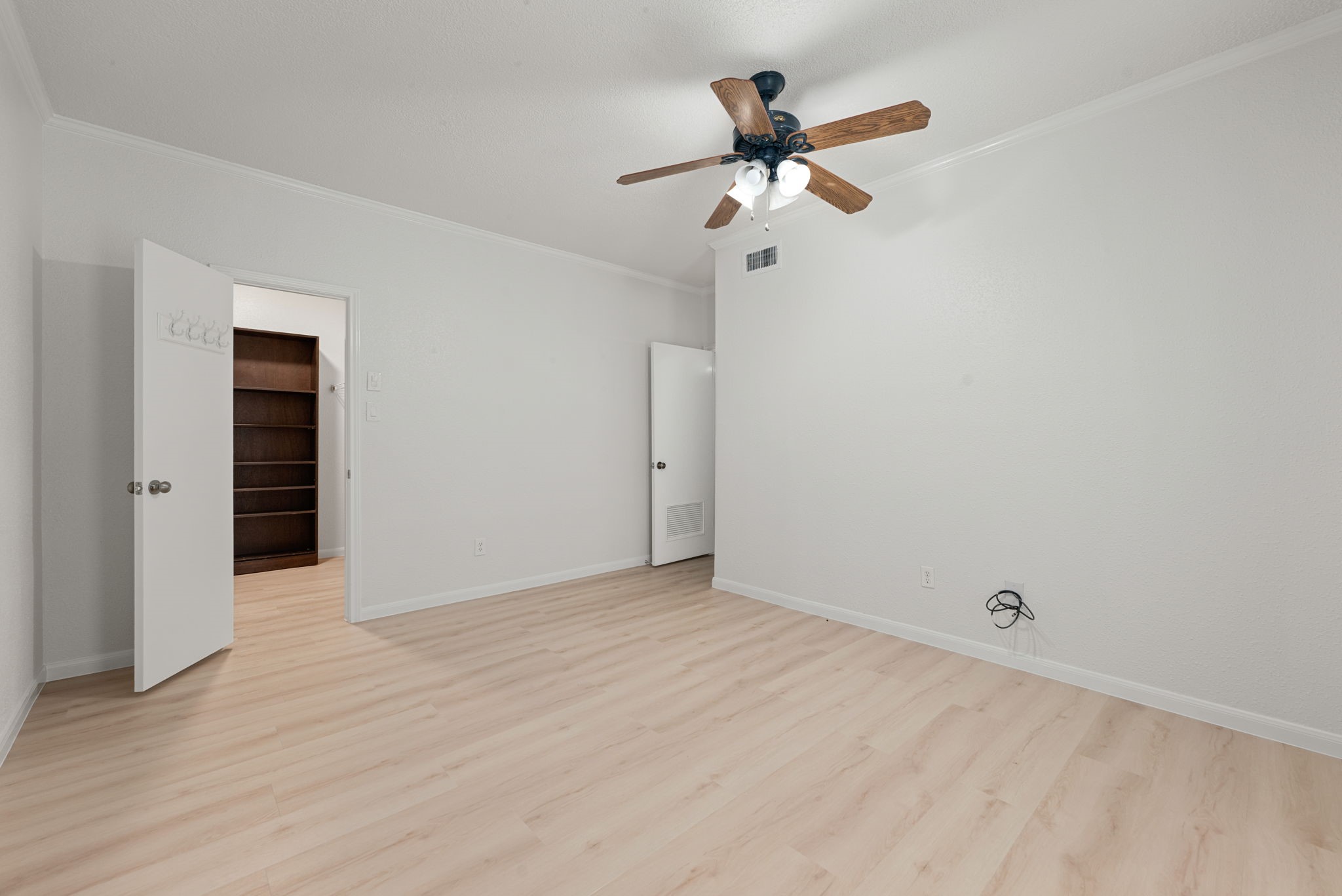 5711 Sugar Hill Drive, Unit 69 Houston, TX 77057 - Photo 10 of 16 a view of a big room with a ceiling fan and a window