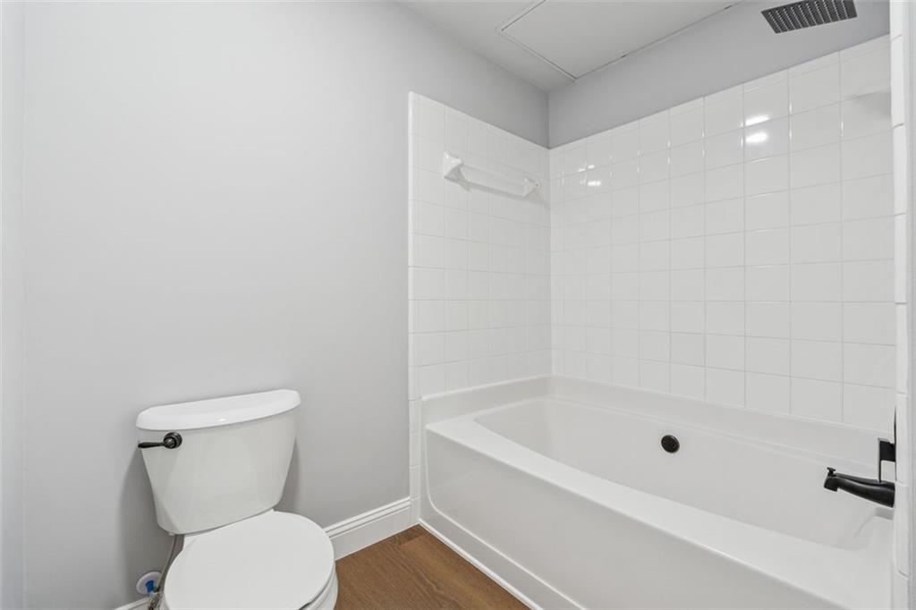 2700 Pine Tree Road Northeast, Unit 1115 Atlanta, GA 30324 - Photo 22 of 29 a bathroom with a toilet and a bathtub