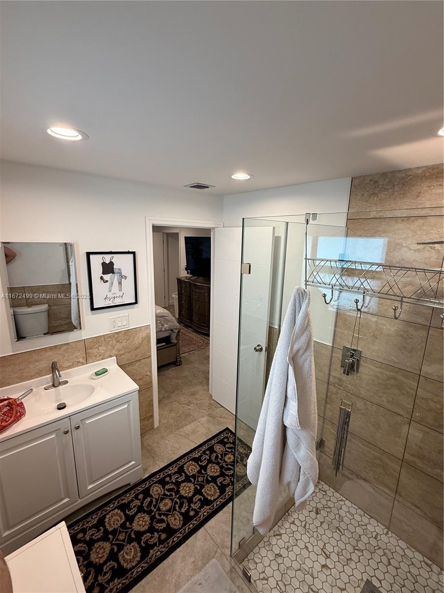 413 Southwest 10th Street Delray Beach, FL 33444 - Photo 12 of 16 a room with a washing machine a sink and a counter top space