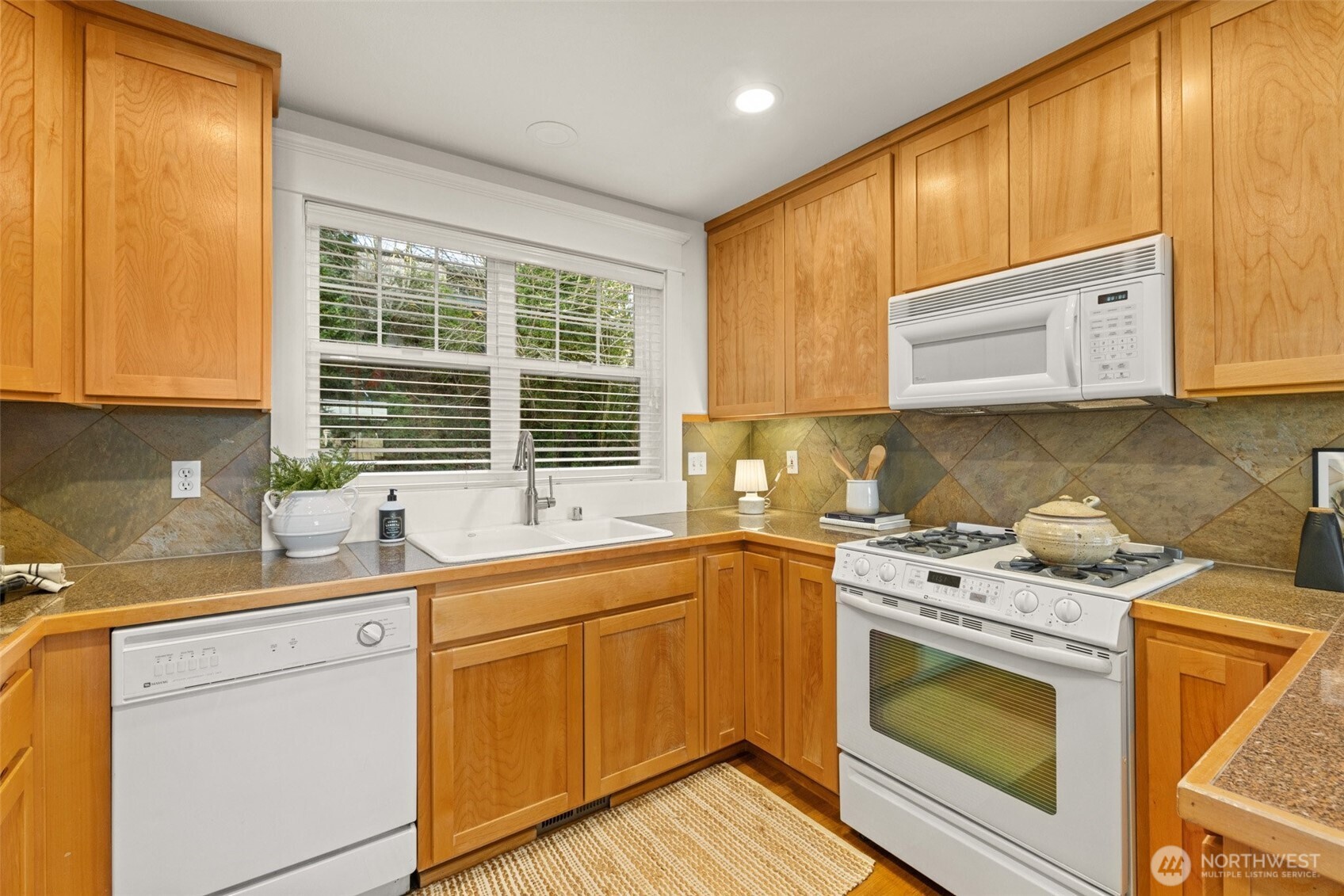 3040 Humes Place West Seattle, WA 98119 - Photo 12 of 39