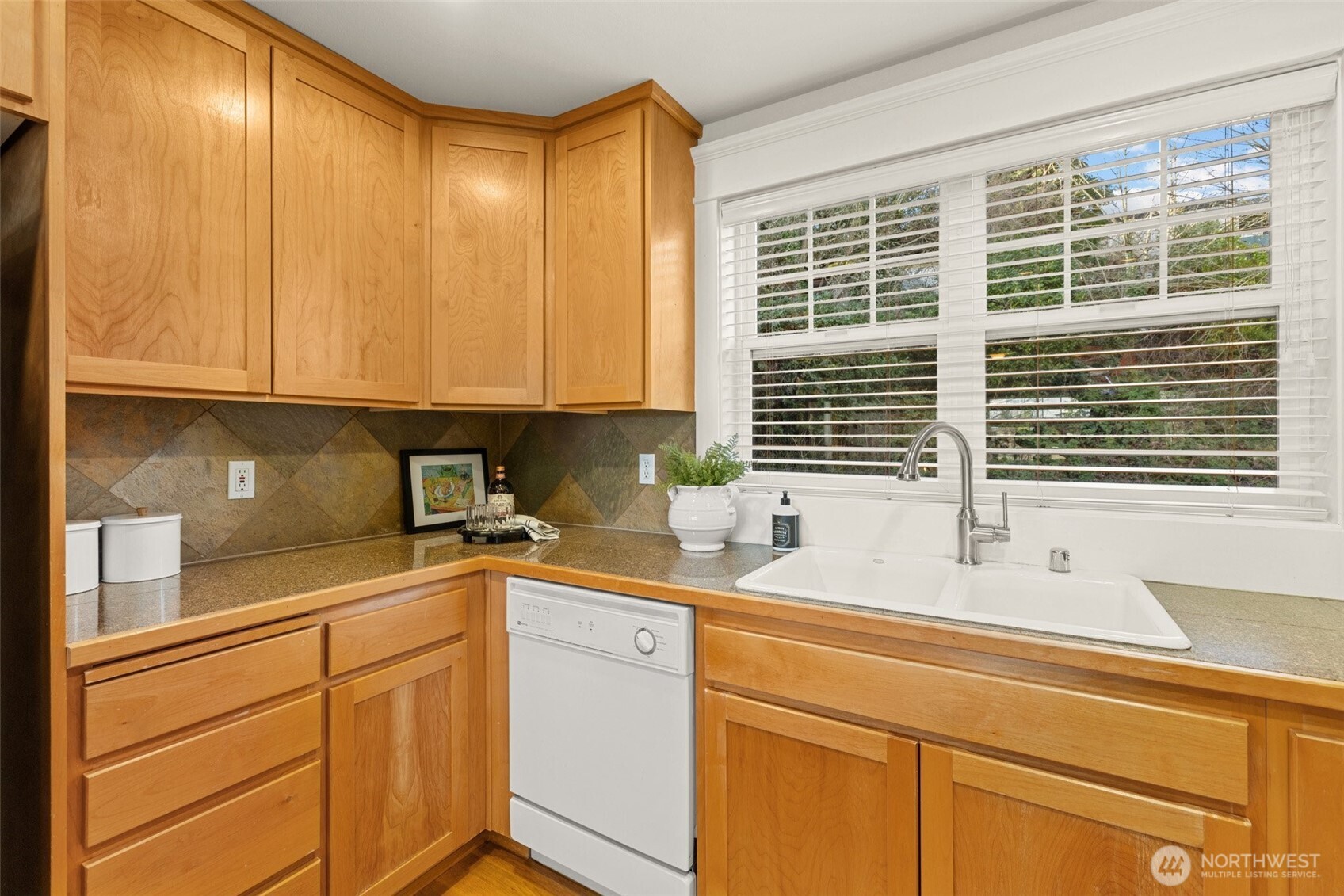 3040 Humes Place West Seattle, WA 98119 - Photo 13 of 39