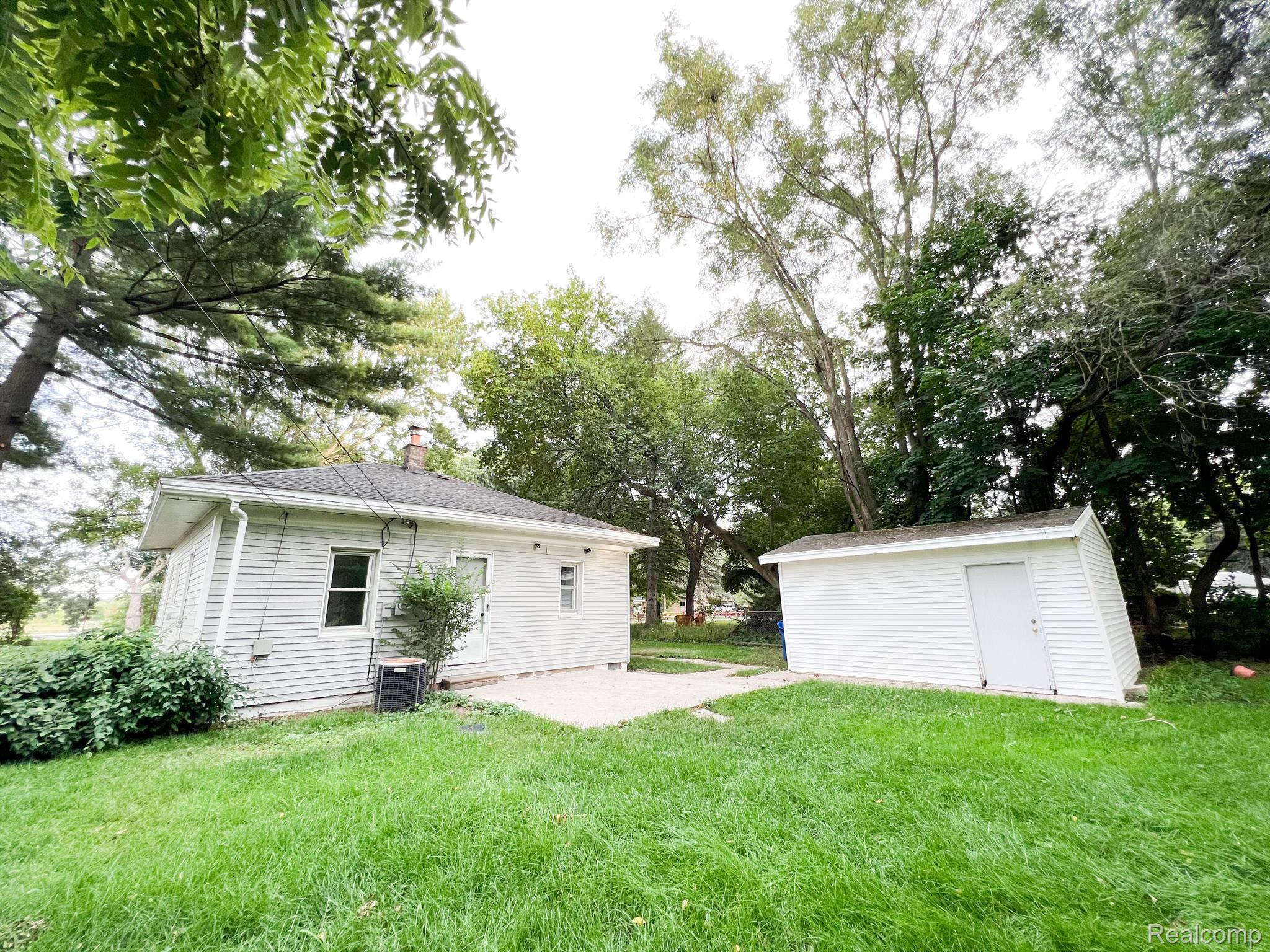 196 Crescent Road Waterford, MI 48327 - Photo 16 of 21 Gallery Image 16