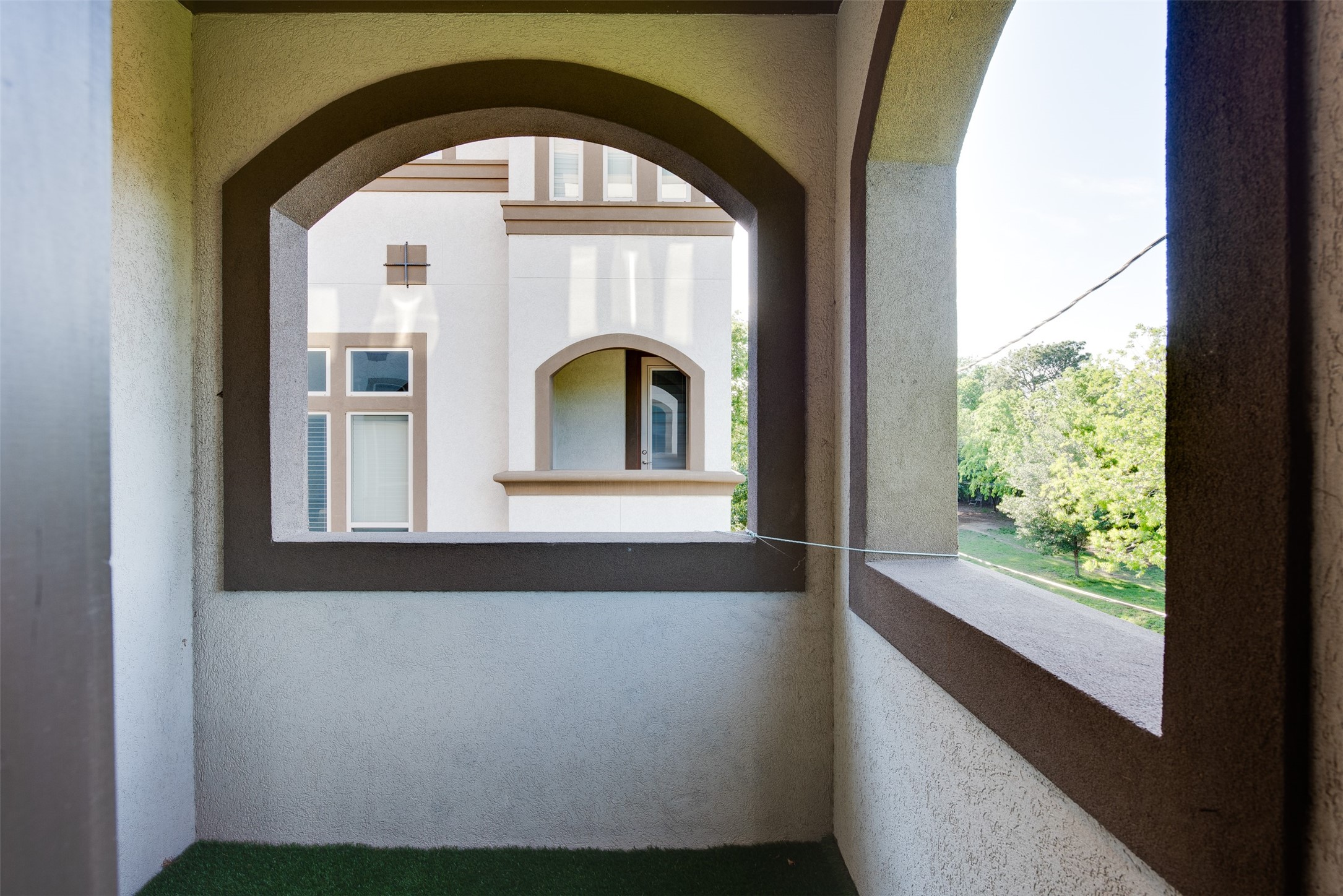 6105 Stillman Street Houston, TX 77007 - Photo 17 of 33 a front view of a house with large windows