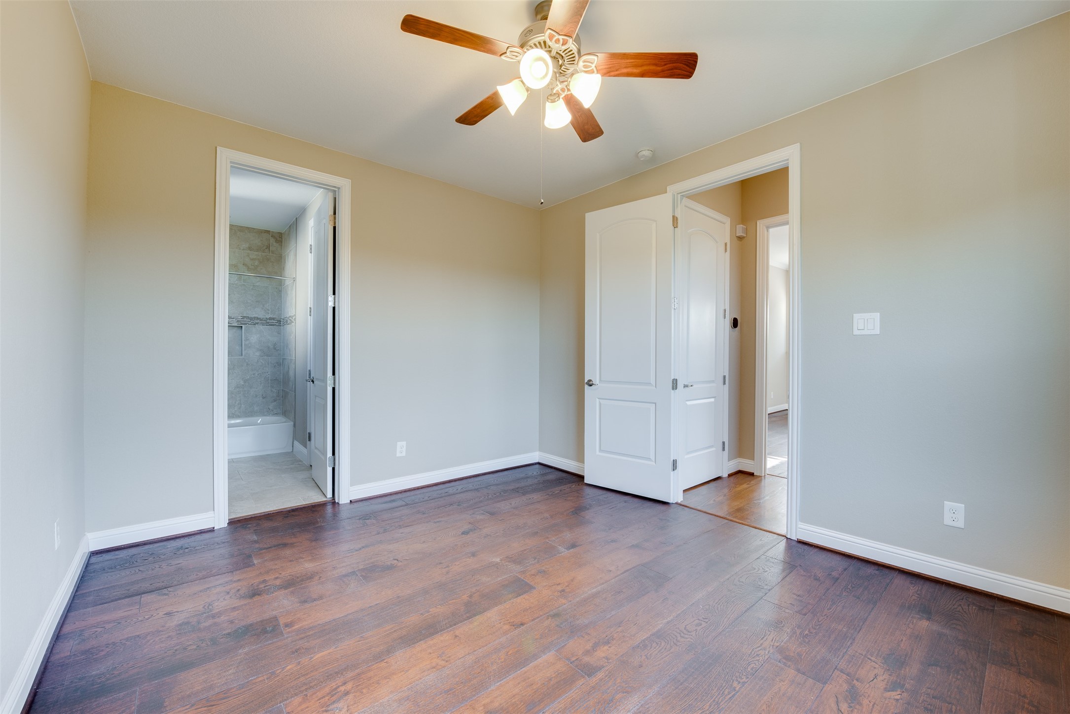 6105 Stillman Street Houston, TX 77007 - Photo 28 of 33 an empty room with wooden floor and a ceiling fan
