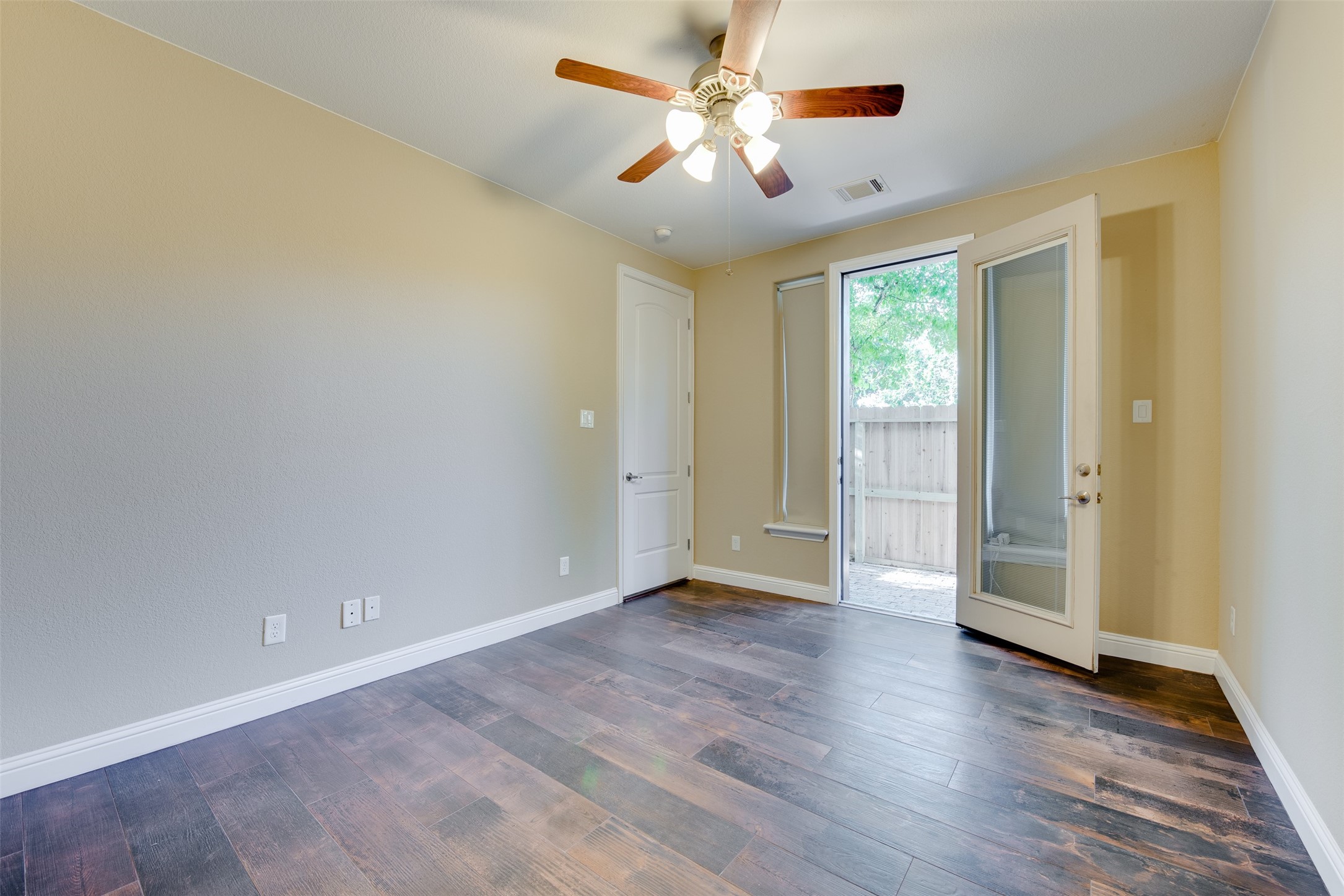 6105 Stillman Street Houston, TX 77007 - Photo 4 of 33 an empty room with wooden floor and windows