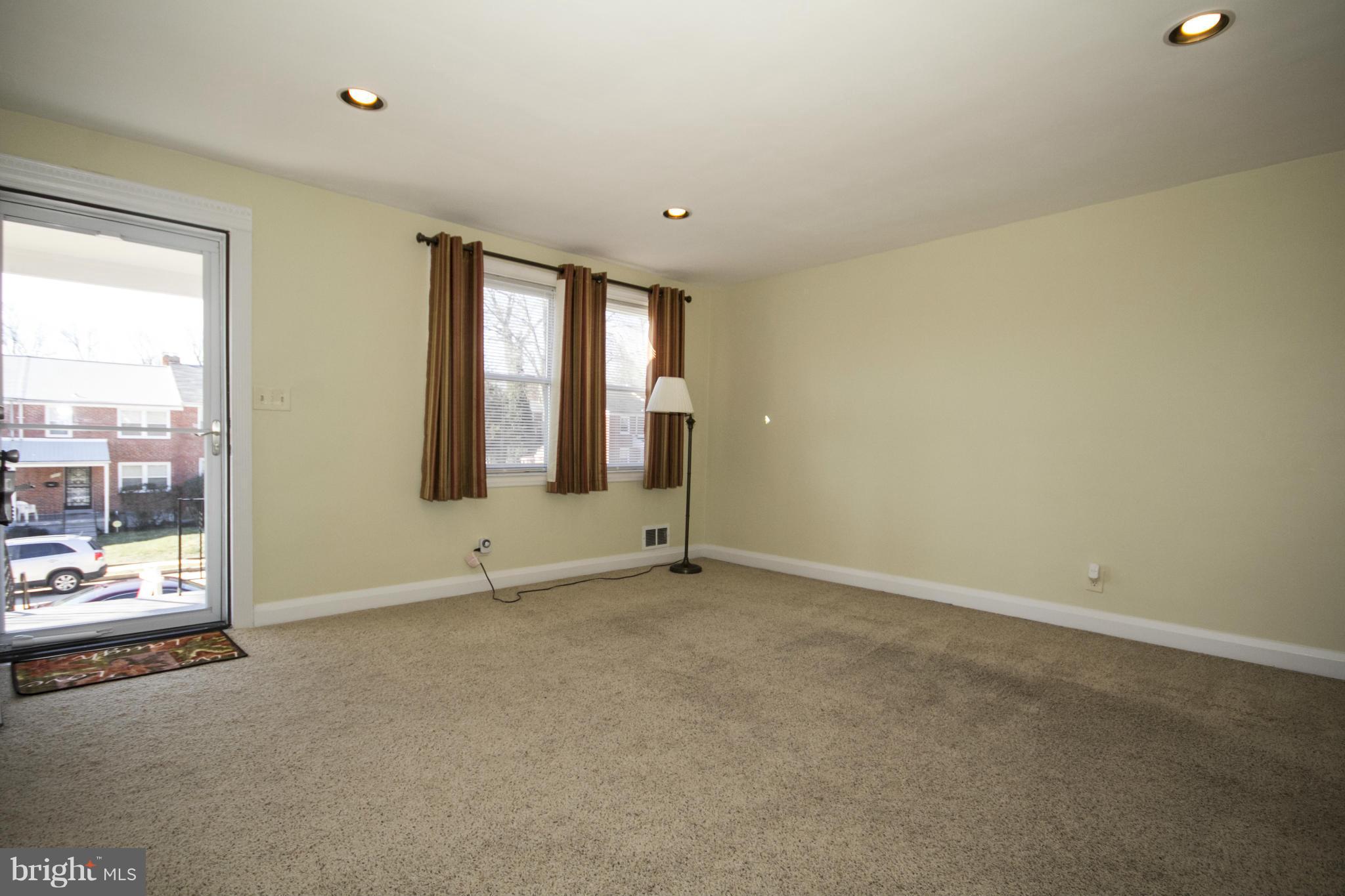 920 Reverdy Road Baltimore, MD 21212 - Photo 8 of 27 Living Room