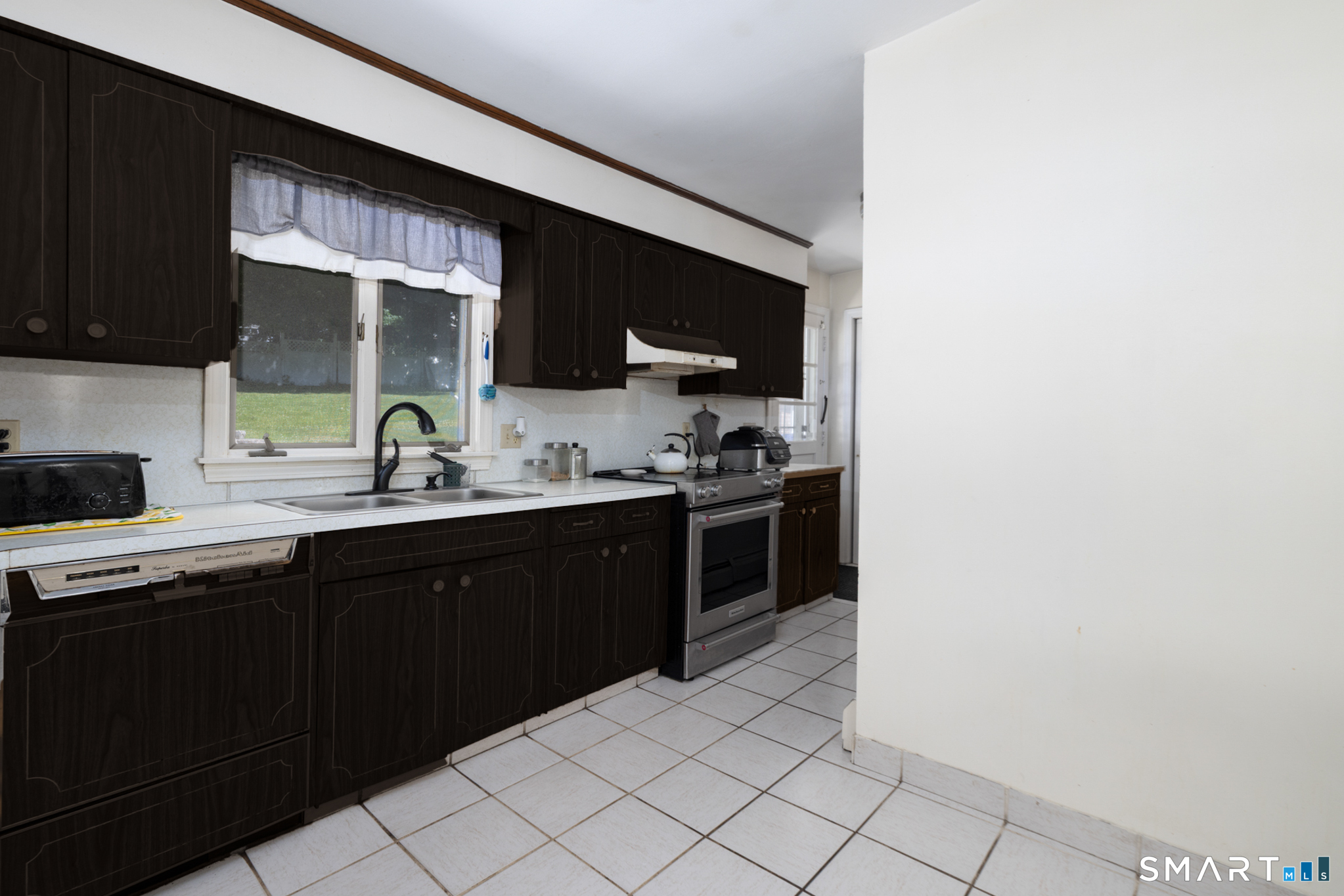 33 Maplewood Street Waterbury, CT 06708 - Photo 5 of 20 Gallery Image 5