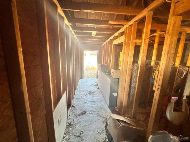 a view of entryway with furniture