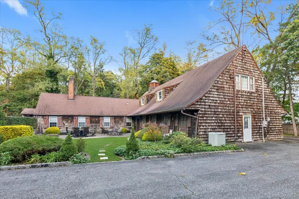 a view of a yard in front of house