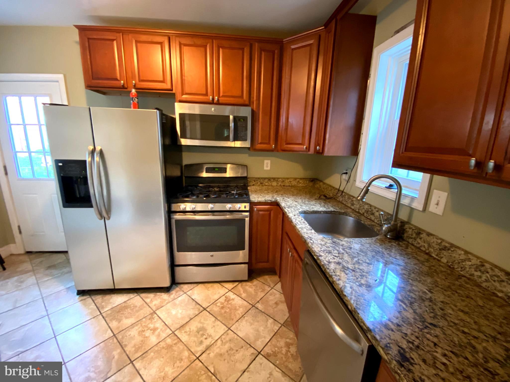 405 South Wickham Road Baltimore, MD 21229 - Photo 4 of 34