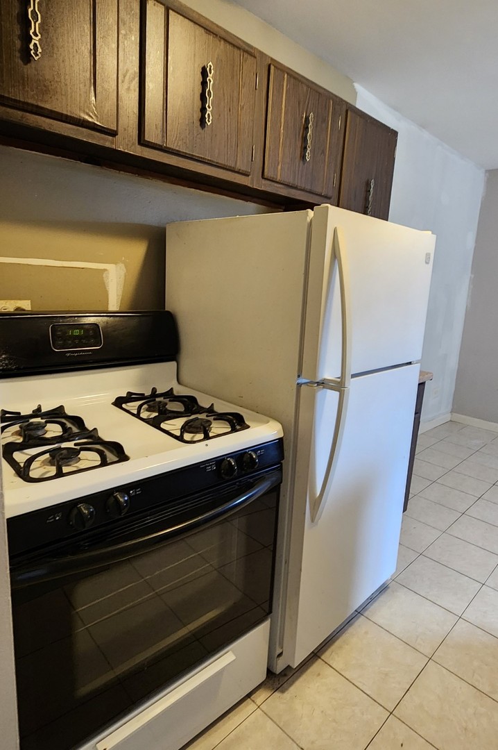 5100 North Sheridan Road, Unit 509 Chicago, IL 60640 - Photo 5 of 16 a stove top oven sitting inside of a kitchen