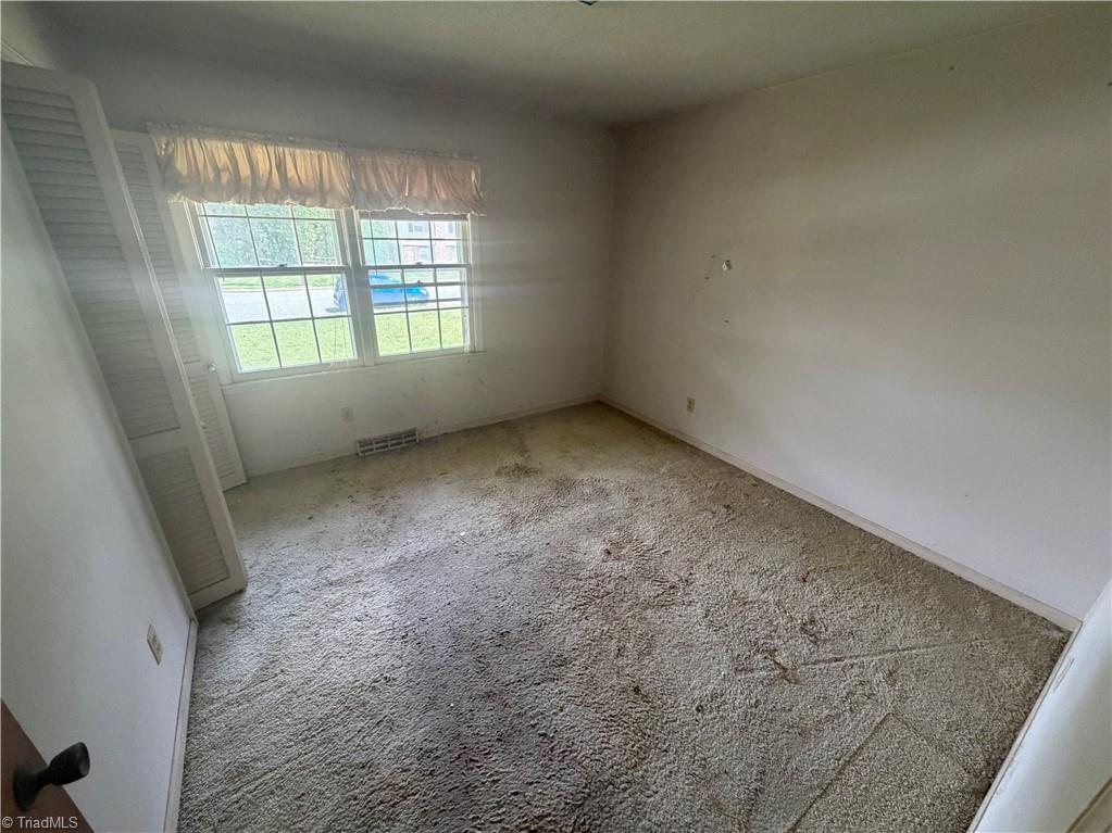 2405 Timberlake Avenue High Point, NC 27265 - Photo 10 of 27