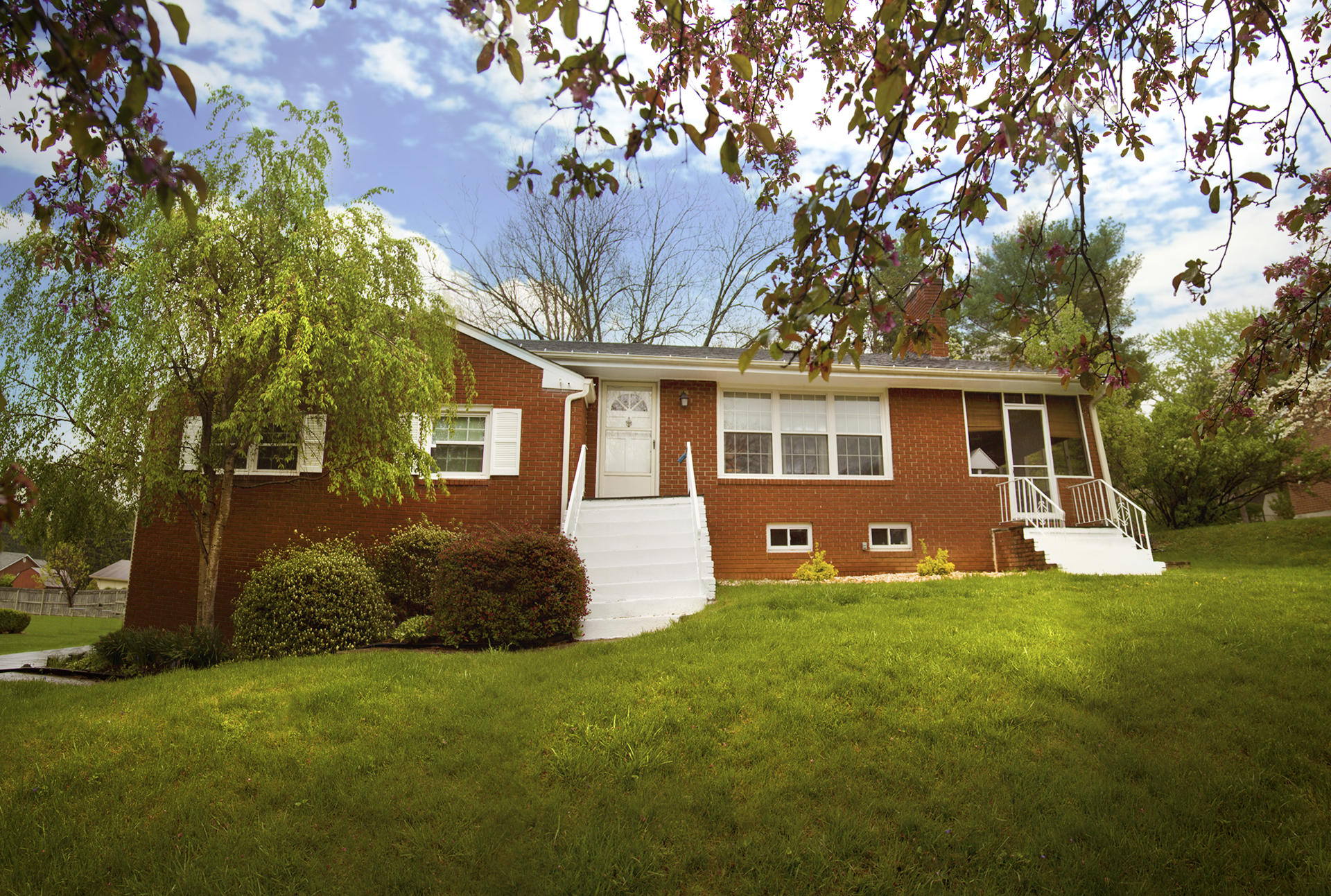 1920 Airview Road Southwest Roanoke, VA 24018 - Photo 1 of 23 1a