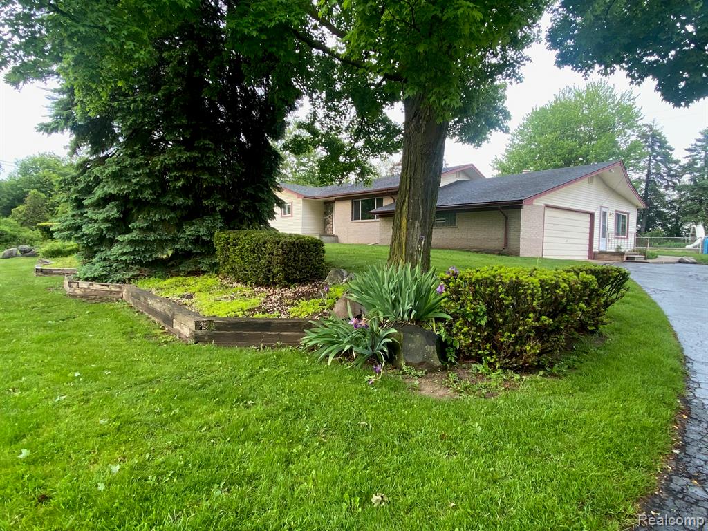5871 Brewster Road Rochester, MI 48306 - Photo 3 of 50