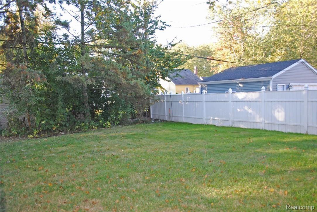 877 Columbia Road Berkley, MI 48072 - Photo 28 of 29 DSC_0562.jpg