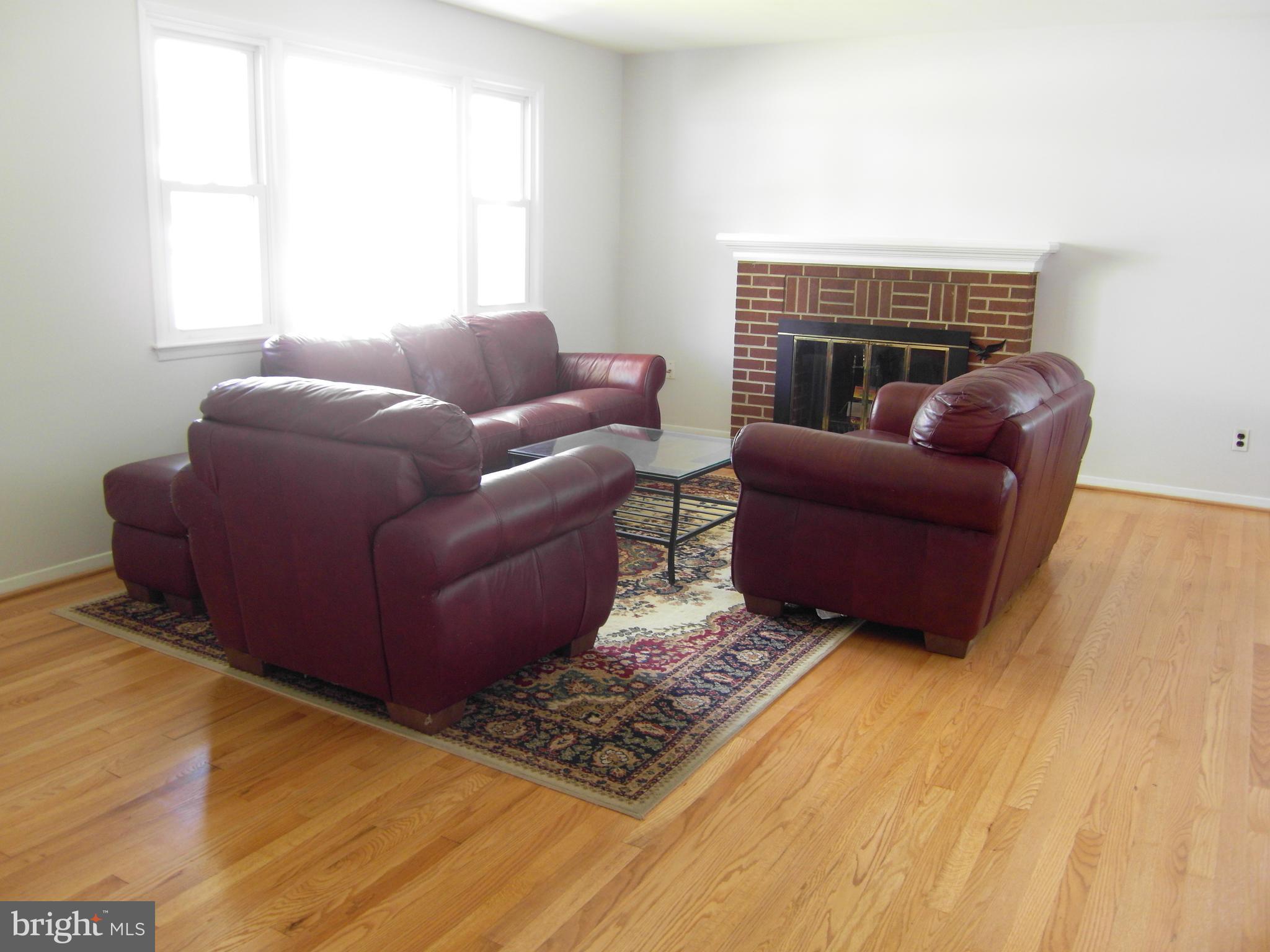 7601 Gresham Street Springfield, VA 22151 - Photo 2 of 27 Living Room