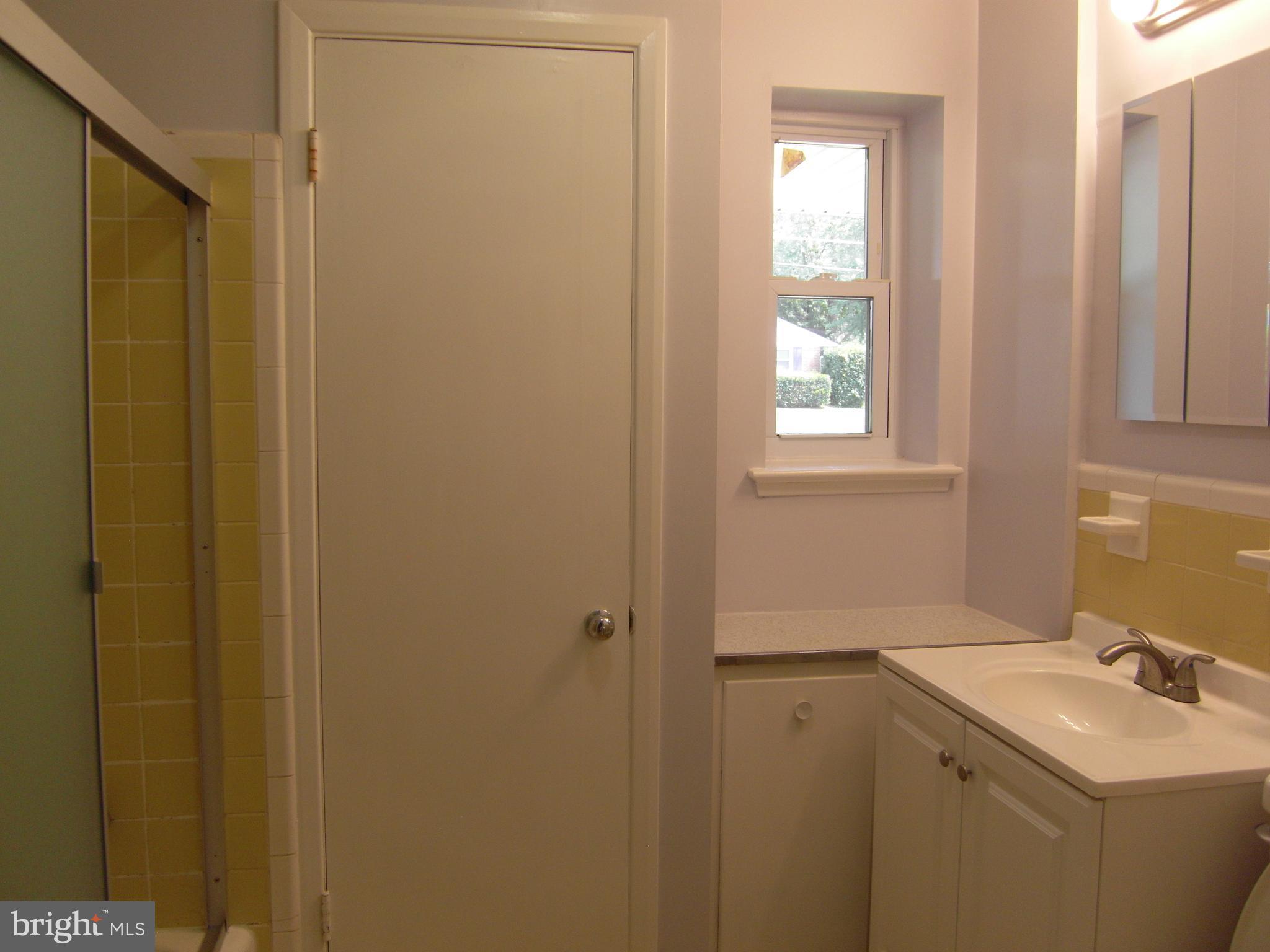 7601 Gresham Street Springfield, VA 22151 - Photo 10 of 27 Bath (Master)