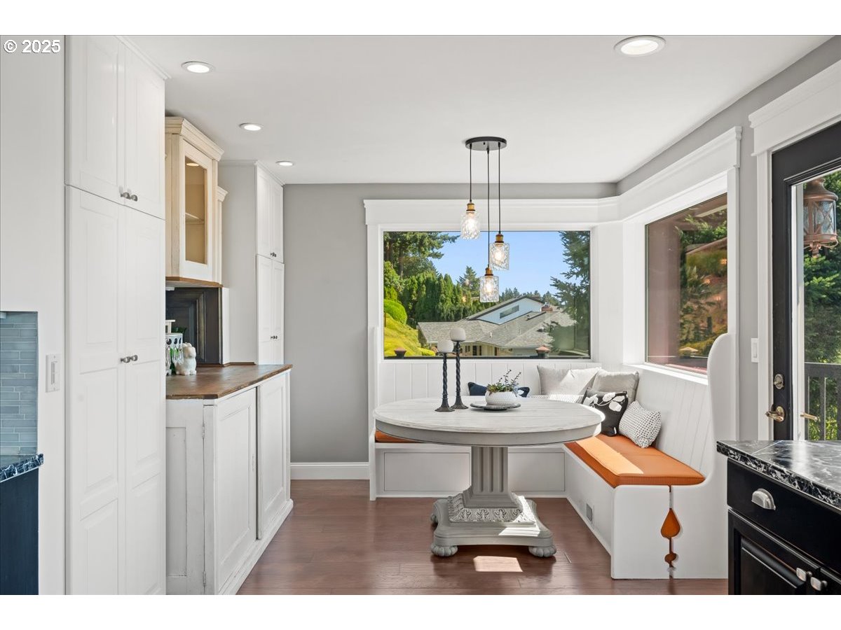 8014 Southeast Middle Way Vancouver, WA 98664 - Photo 10 of 47 a living room with furniture and a flat screen tv