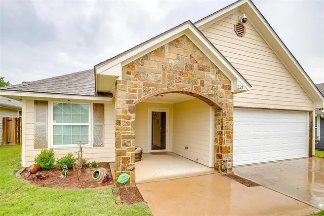 $279,000 | 228 Lovers Path Drive, Springtown, TX 76082