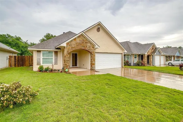 $274,900 | 228 Lovers Path Drive, Springtown, TX 76082