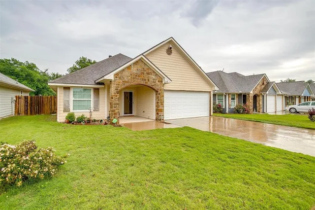 $279,000 | 228 Lovers Path Drive, Springtown, TX 76082